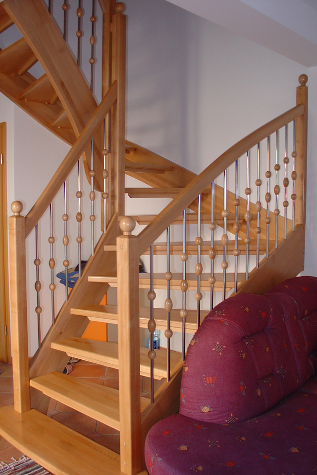 Lesene stopnice z inox ograjo z lesenimi dodatki