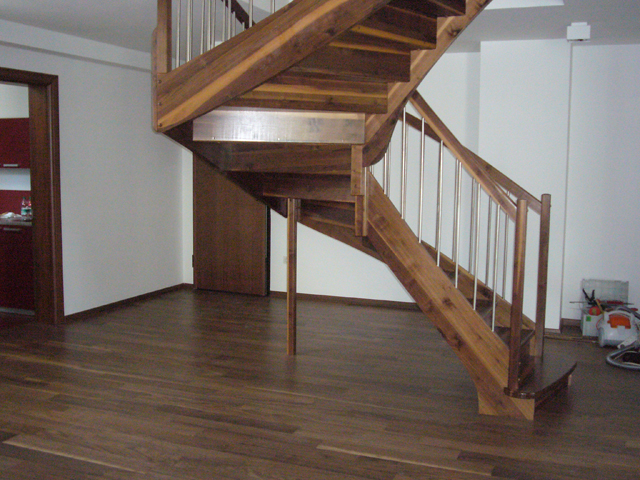 Lesene stopnice z aluminijastimi palicami