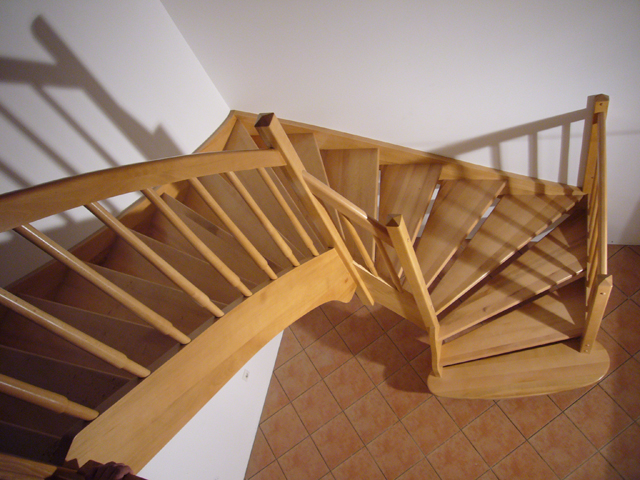Delno zavite lesene stopnice