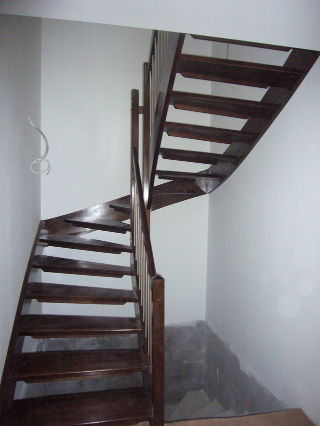 Barvane lesene stopnice