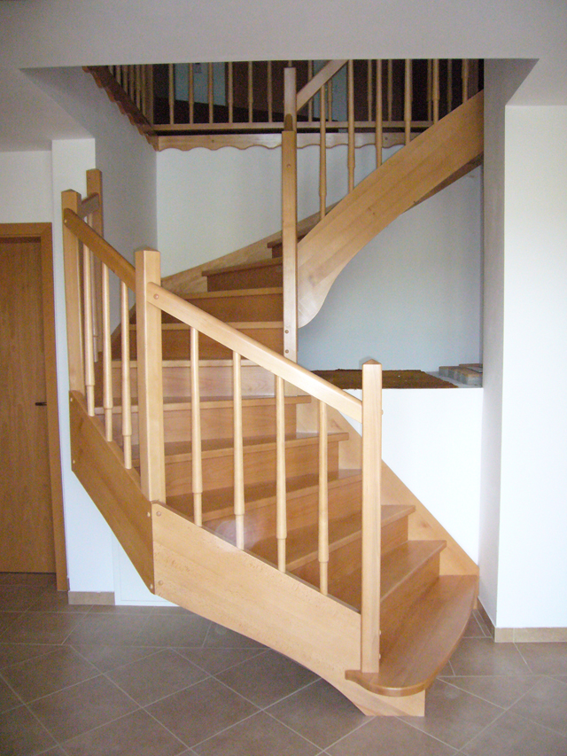 Štiri kotne lesene stopnice